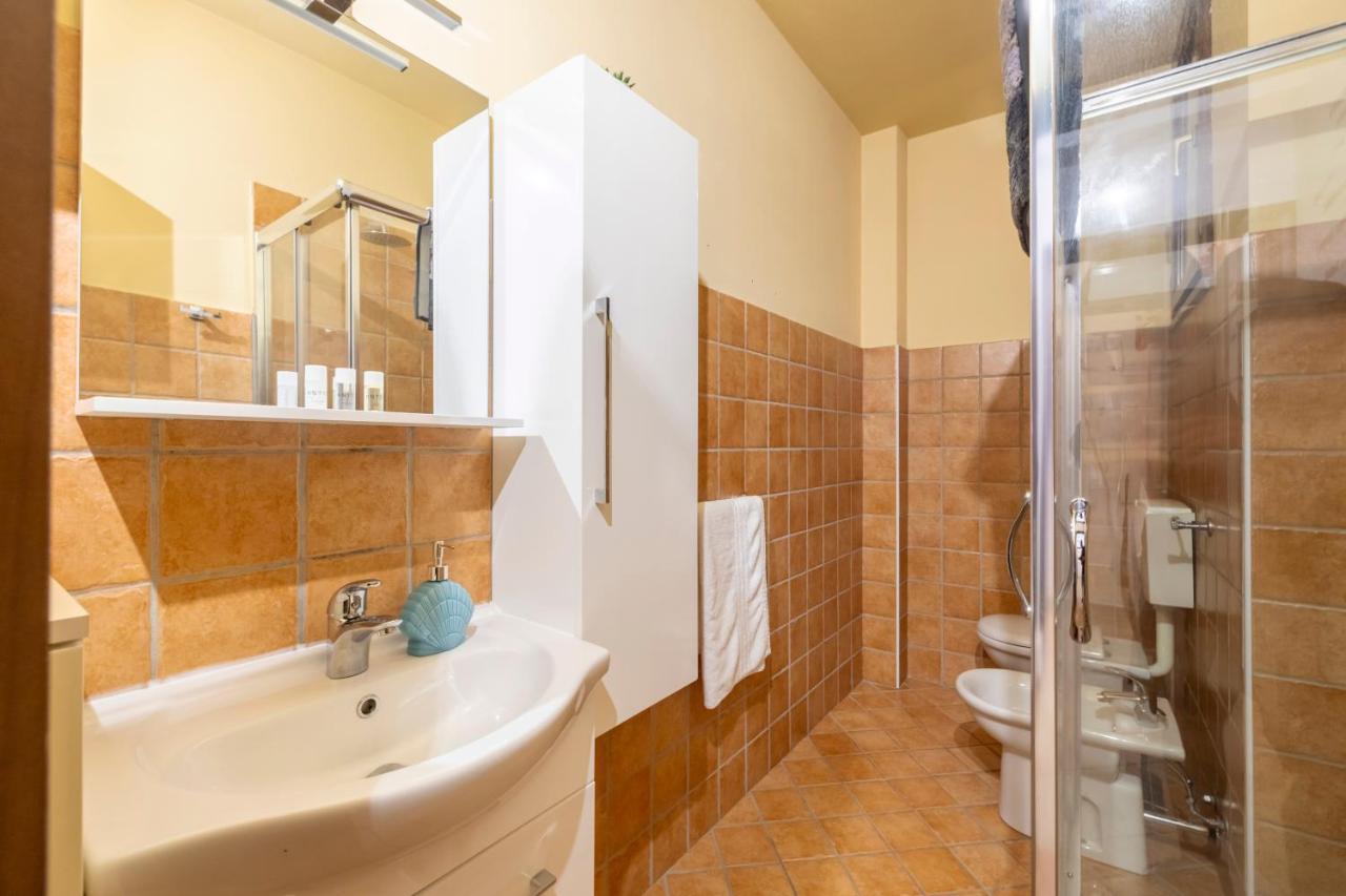 Leonardo Academy In 5' - Parcheggio Gratis - Laghi & Wi-Fi Apartman Sesto Calende Kültér fotó